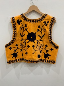 Gilet en coton brodé jaune à col rond, motif floral, style bohème fait main, haut court sans manches pour femme, idéal pour le printemps - Product Image 2