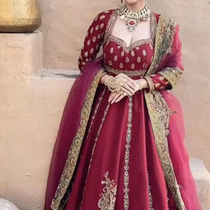 2025 @ Designer Broderie lourde sur la robe de mariée marron Anarkali, Lehenga et Dupatta avec perles Dabka ornées Travail de la pierre - Product Image 1