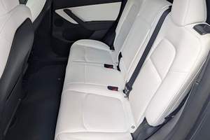 รถยนต์มือสองสำหรับตลาดโลก รุ่นปี 2024 โมเดล Y Long Range AWD ไม่มีประวัติอุบัติเหตุ สภาพดี - Product Image 4