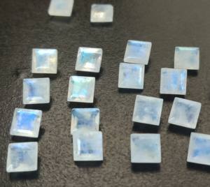 Piedra lunar arcoíris natural Corte cuadrado 5mm Facetado-Buena piedra preciosa suelta llamativa azul de buena calidad - Product Image 3