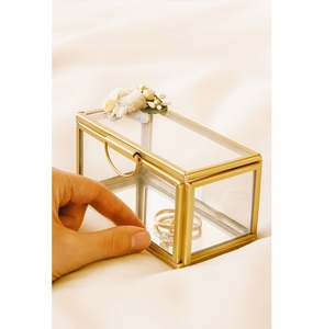 Joyero de cristal de color dorado, artesanía superior para interiores de lujo, boutiques de lujo y soluciones de regalo de alto valor - Product Image 4