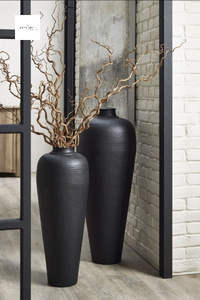 El florero metálico se presenta como un símbolo de fuerza y belleza combinadas, su aspecto refinado realza la elegancia de cualquier entorno interior. - Product Image 3