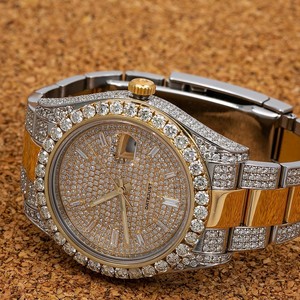 Montre analogique de luxe de qualité supérieure à cadran baguette de 40mm en acier inoxydable de style Hip Hop avec accents dorés Moissanite glacée - Product Image 1