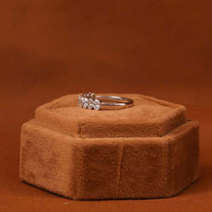 Oval Cut Lab Grown Diamond Wedding Band Classic 18KT Banda de media eternidad chapada en oro sólido para regalo elegante unisex para ella - Product Image 4