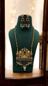 Ensemble de collier de style Kundan ethnique indien de luxe, fait à la main, plaqué or, imitation bijoux de mariée, fabriqué en laiton, lien pour les fêtes - Product Image 2