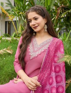 Kurta recto bordado de rayón para mujer con pantalón a juego y conjunto Dupatta Elegante ropa étnica para fiestas y ocasiones festivas - Product Image 5