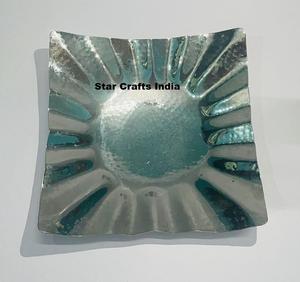 Présentoir à desserts décoratif élégant pour fête de mariage Plateau à fruits secs rectangulaire en métal Plateau de service en or de luxe avec poignées en or - Product Image 1