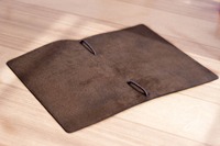 Couverture de menu en cuir A4 personnalisée LMC-0027 reliure de restaurant en relief avec support central élastique pour hôtels et restaurants