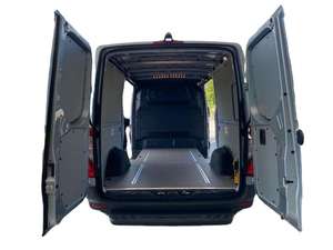 รถตู้บรรทุกไฟฟ้าขนาดกลาง ปี 2025 มือสอง รุ่น Long-Body L2 204 แรงม้า ขับเคลื่อนล้อหลัง เกียร์อัตโนมัติ ภายในสีเข้ม เบาะผ้า ล้อแม็ก R18 พวงมาลัยซ้าย - Product Image 4