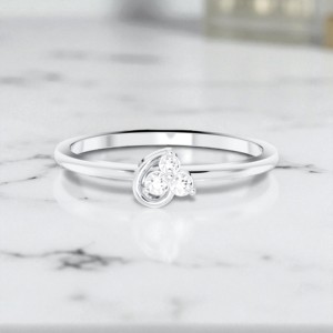 Anillo de Diamante de Moissanita Moderno y Elegante de 0.08 Quilates, Corte Redondo, Color E-F/VVS, Engastado en Platino para Ella - Product Image 1