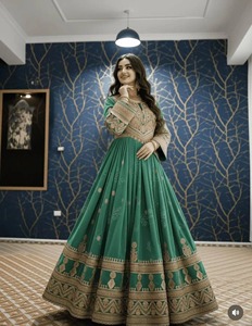 Robe afghane Kuchi élégante à dégradé vert, broderie lourde de pièces d'argent, travail floral artisanal, chiffon ombré - Product Image 6