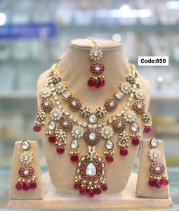 Ensemble de bijoux de mariée traditionnel Polki Collier Kundan artisanal avec boucles d'oreilles assorties disponibles au meilleur prix de l'Inde - Product Image 1