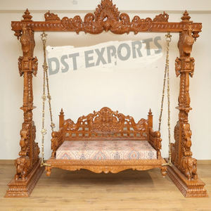 Jhula de teca pulida antigua con pilares de diseñador Columpio de madera de teca real con pilares tallados Jhula de teca artesanal con diseñador - Product Image 1