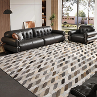 Umweltfreundliche Kuhfell-Teppiche Handgefertigt Geometrisches Muster Natürliche Rückseite Moderner Stil Flacher Flor Weiche Textur Haustierfreundlich Rutschfest