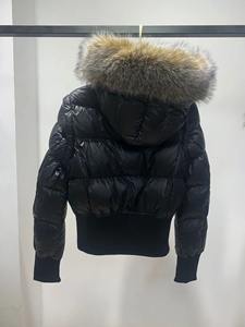 Personnaliser la vente en gros de veste à fermeture éclair à capuche veste bouffante coupe-vent chaude fabricant de veste d'hiver respirante pour femmes - Product Image 5