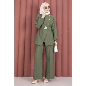 Traje de Dos Piezas para Mujer en Verde Claro de Diseñador con Botones Dorados y Cinturón - Product Image 1