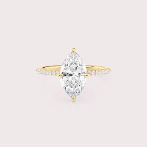 Bague de fiançailles en diamant de laboratoire taille marquise avec bande pavée en or rose/blanc et or jaune 14 carats - Product Image 1