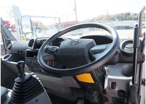 Camion Hino Dutro 2022 à vendre, conduite à droite, châssis R16 durable, capacités de transport robustes, état de marche parfait à 100% - Product Image 4