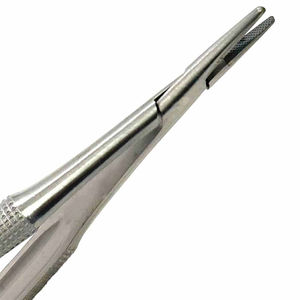 Portaagujas Castroviejo de Media Punta Dorada de 6 Pulgadas Recto con Insertos de Carburo de Tungsteno, Portaagujas Quirúrgico de SurgiRight - Product Image 6