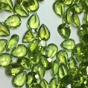 เพอริดอทดิบทรงลูกแพร์ สีเขียวมะกอก ขนาด 7x5 มม. น้ำหนัก 0.9-1.25 กะรัต รับรองโดยบุคคลที่สาม ผ่านกระบวนการเคลือบแว็กซ์/น้ำมัน เรืองแสงในที่มืด - Product Image 1