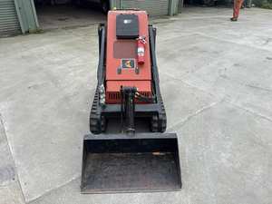 Mini-chargeuse compacte d'occasion Ditch Witch SK650/SK1550 de 2007 avec moteur Kubota et pompe à engrenages haute performance pour un fonctionnement optimal - Product Image 3