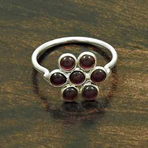 Anillo de uso diario de granate rojo Plata de Ley 925 Piedra preciosa natural Forma de flor Conjunto de bisel Diseño personalizado Fabricante de joyería India - Product Image 3