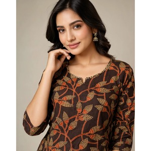 Kurta en popeline de coton noir à imprimé floral pour femme, style décontracté, respirant, tenue ethnique quotidienne, col bateau, manches raglan trois-quarts - Product Image 2