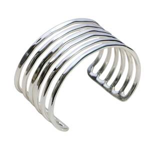 Brazalete de Diseño en Latón Plateado para Mujer, con Grabado Personalizado Elegante, Brazalete Abierto, Joyería a Precio Económico - Product Image 1