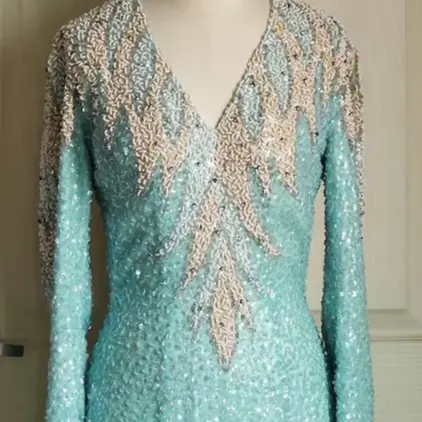 Elegancia en Aqua Temptations Sherri Hill 1980s Vestido de fiesta con cuentas de seda