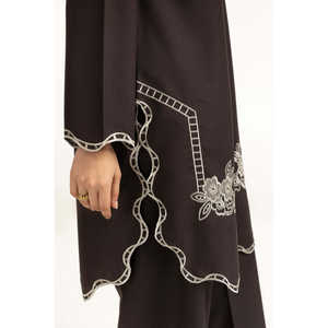 ชุดเซ็ตผ้าเครปสีน้ำตาลเข้มปักลายโดบี้สำหรับผู้หญิง ไซส์ XXS/XS ความยาวระดับเข่า เสื้อแขนสามส่วน ชุดสองชิ้น ดีไซน์โดดเด่น - Product Image 3