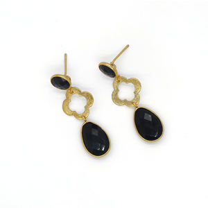 Boucles d'oreilles pendantes en pierre précieuse d'onyx noir géométrique faites à la main |   Charme trèfle en laiton plaqué or 18 carats sans nickel |   Mariage bohème - Product Image 3