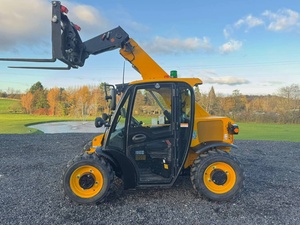 Chargeuse télescopique haute puissance JCB 514-40 4x4 avec fourche de levage pour la manutention de matériaux de construction - Product Image 2
