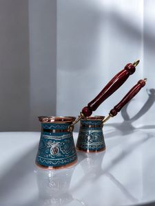 หม้อกาแฟโลหะสไตล์ร่วมสมัยที่เข้ากับเครื่องใช้ไฟฟ้าที่ทันสมัยและสภาพแวดล้อมในครัวที่มีสไตล์ในพื้นที่ทำอาหารในบ้านในเมือง - Product Image 2