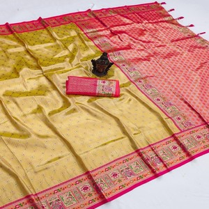 Sari de Seda Banarasi Pura VASTRA COTTAGE con Diseño de Zari Tejido a Mano en Toda la Superficie, Pallu Rico y Blusa de Seda Suave con Contraste - Product Image 3