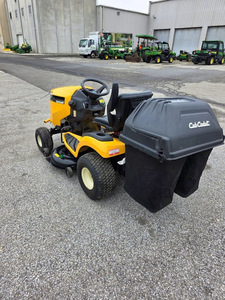 Tondeuse autoportée Cub Cadet LX42 de qualité supérieure, haute performance, structure robuste, idéale pour les grands terrains et les jardins. - Product Image 5
