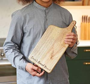 Planche à découper gravée avec poignée en acier, surface épaisse et lisse, parfaite pour couper, servir et ajouter du charme à toute cuisine - Product Image 3