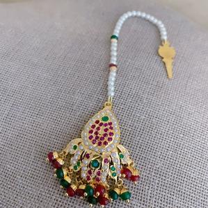 Tikka Jadau de qualité supérieure exclusive, plaqué or, finition antique, aspect traditionnel, pour les collections de vêtements de mariage pour femmes - Product Image 2