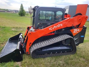 Chargeuse compacte sur chenilles Kubota SVL97-2 avec godet frontal, moteur diesel, équipement de construction orange - Product Image 5