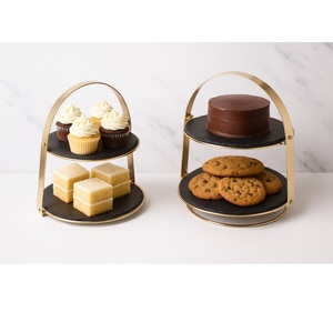 Soporte de metal para tartas con un diseño intrincado y una base resistente donde el estilo se combina con la funcionalidad - Product Image 1