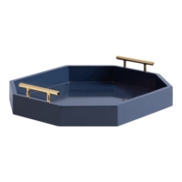 Plateau de service décoratif haut de gamme en blanc élégant de forme rectangulaire avec une finition lisse, idéal pour la décoration intérieure moderne et la salle à manger