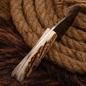 Couteau de chasse à lame fixe en acier Damas fait à la main pour la survie en camping, avec crochet à dépecer, manche en bois, personnalisé avec étui - Product Image 3