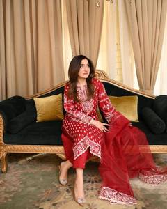 Ensemble Salwar Kameez pakistanais en georgette rose rouge, 3 pièces, brodé, style traditionnel, prêt à porter, séchage rapide, toutes saisons - Product Image 3