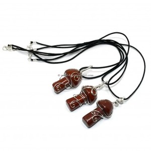 Collar con Colgante de Piedra curativa de cristal de jaspe rojo Feng Shui y estilo religioso técnica pulida colgante de setas y piedras preciosas - Product Image 1