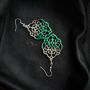 ต่างหูรูปควายรูปดอกไม้ทำด้วยมือจากเวียดนามพร้อมเคลือบแล็กเกอร์สีเขียวครึ่งเม็ดเครื่องประดับแฟชั่นขายส่งตามต้องการ - Product Image 3