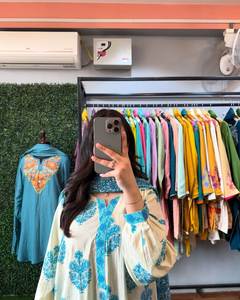 Elegante Conjunto de Salwar Kameez de 3 Piezas con Detalles Vibrantes en el Cuello, Diseño Moderno Reversible para Fiestas - Product Image 2