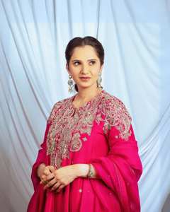 Haut en tissu Bloom Vichitra de style traditionnel de haute qualité avec pantalon brodé et Dupatta en soie - Product Image 4