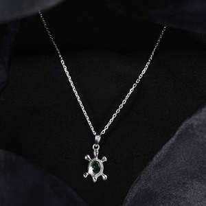 Colgante de Tortuga con Bisel Incrustado en Plata y Amuleto de Buena Suerte - Product Image 2