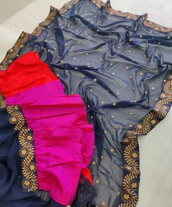 Magnifique saree Banarasi avec broderie de diamants et détails de perles pour mariage et réception - Product Image 3