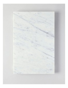 Planche à découper en marbre blanc classique pour une utilisation en cuisine, parfaite pour une préparation de cuisson élégante et un présentoir de comptoir élégant - Product Image 4