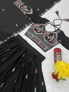 Nouvelle création : Lehenga Choli réversible en Chinon avec dupatta, couleur noire, style décontracté pour les occasions de Diwali/mariages (toutes saisons) - Product Image 2
